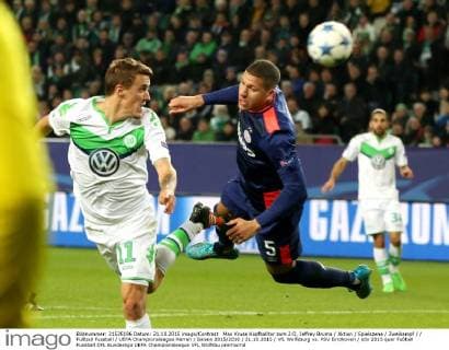 Max Kruse Kopfballtor zum 2:0, Jeffrey Bruma Aktion Spielszene Zweikampf Fußball Fussball UEFA Championsleague Herren Saison 2015 2016 21.10.2015 VfL Wolfsburg vs. PSV Eindhoven