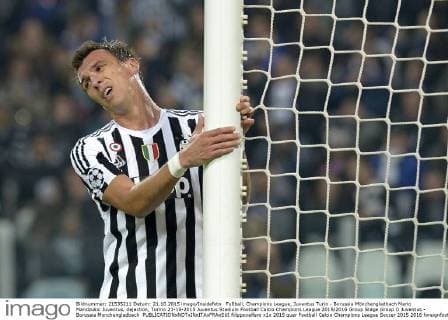 Fußball, Champions League, Juventus Turin - Borussia Mönchengladbach Mario Mandzukic Juventus, dejection, Torino 21-10-2015 Juventus Stadium Football Calcio Champions League 2015 2016 Group Stage Group D Juventus - Borussia Monchengladbach filippoxalfero