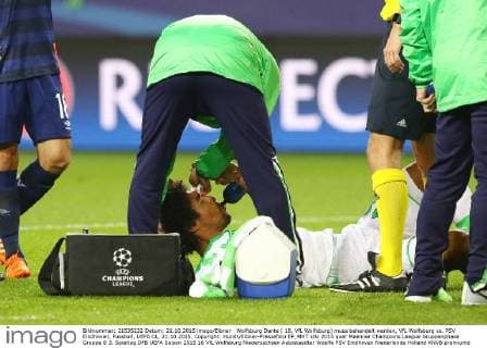 Wolfsburg Dante ( 18, VfL Wolfsburg) muss behandelt werden, VfL Wolfsburg vs. PSV Eindhoven, Fussball, UEFA CL, 21.10.2015, Copyright: Hundt Eibner-Pressefoto EP_MHT