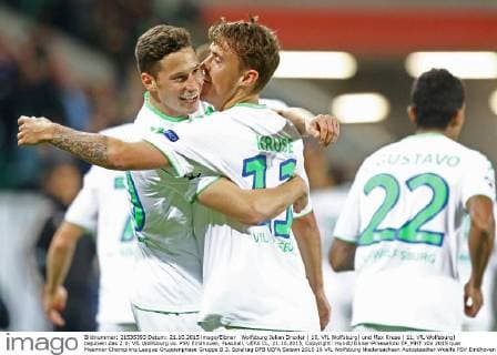 Wolfsburg Julian Draxler ( 10, VfL Wolfsburg) und Max Kruse ( 11, VfL Wolfsburg) bejubeln das 2:0, VfL Wolfsburg vs. PSV Eindhoven, Fussball, UEFA CL, 21.10.2015, Copyright: Hundt Eibner-Pressefoto EP_MHT