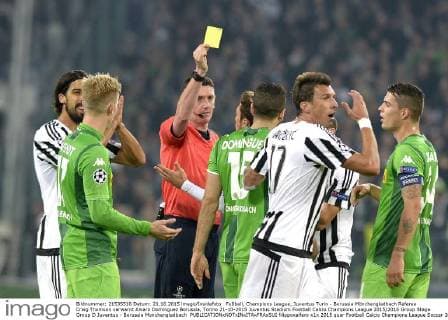 Fußball, Champions League, Juventus Turin - Borussia Mönchengladbach Referee Craig Thomson verwarnt Alvaro Dominguez Borussia, Torino 21-10-2015 Juventus Stadium Football Calcio Champions League 2015 2016 Group Stage Group D Juventus - Borussia Monchengladbach filippoxalfero