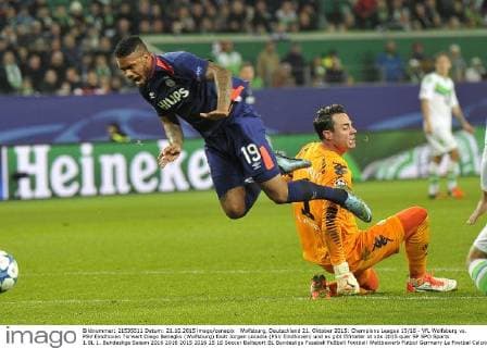 Wolfsburg, Deutschland 21. Oktober 2015: Champions League 15 16 - VfL Wolfsburg vs. PSV Eindhoven Torwart Diego Benaglio (Wolfsburg) foult Jürgen Locadia (PSV Eindhoven) und es gibt Elfmeter ot
