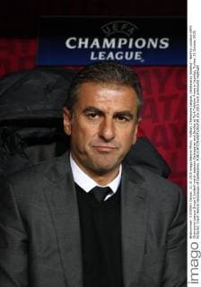 Fußball, Champions League, Galatasaray Istanbul - Benfica Lissabon UEFA Champions League Group C football match between Galatasaray and Benfica at Turk Telekom Arena in Istanbul, Turkey, 21 October 2015. Pictured: Coach Hamza Hamzaoglu of Galatasaray. 