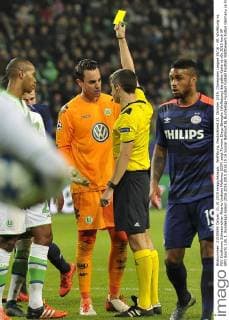 Wolfsburg, Deutschland 21. Oktober 2015: Champions League 15 16 - VfL Wolfsburg vs. PSV Eindhoven Schiedsrichter Alberto Undiano Mallenco (ESP) zeigt Torwart Diego Benaglio (Wolfsburg) die gelbe Karte ot