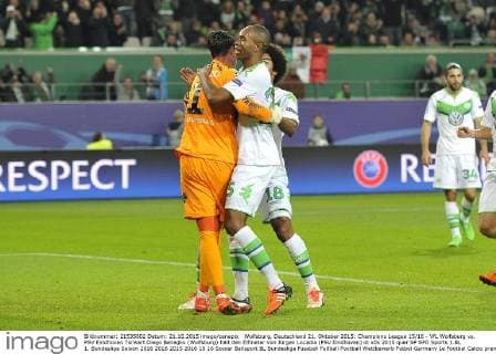 Wolfsburg, Deutschland 21. Oktober 2015: Champions League 15 16 - VfL Wolfsburg vs. PSV Eindhoven Torwart Diego Benaglio (Wolfsburg) hält den Elfmeter von Jürgen Locadia (PSV Eindhoven) ot