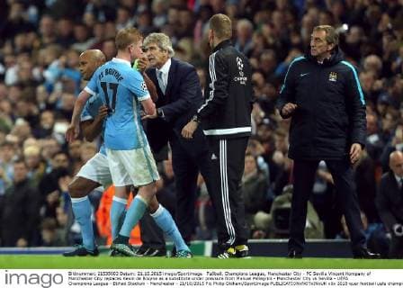 Fußball, Champions League, Manchester City - FC Sevilla Vincent Kompany of Manchester City replaces Kevin de Bruyne as a substitute under pressure from Manuel Pellegrini - Manchester City vs Sevilla - UEFA Champions League - Etihad Stadium - Manchester - 21 10 2015 Pic Philip Oldham SportImage EDITORIAL USE ONLY. No use with unauthorised audio, video, data, fixture lists, club league logos or live services. Online in-match use limited to 120 images, no video emulation. No use in betting, games or single club league player publications.