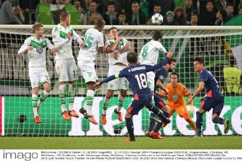21.10.2015, Fussball UEFA Champions League 2015 2016, Gruppenphase, 3.Spieltag, VfL Wolfsburg - PSV Eindhoven, in der Volkswagen Arena, Wolfsburg. Freistoss Eindohoven in die Wolfsburger Mauer 