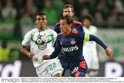 21.10.2015, Fussball UEFA Champions League 2015 2016, Gruppenphase, 3.Spieltag, VfL Wolfsburg - PSV Eindhoven, in der Volkswagen Arena, Wolfsburg. v.l. Luiz Gustavo (Wolfsburg) gegen Andres Guardado (PSV Eindhoven) 