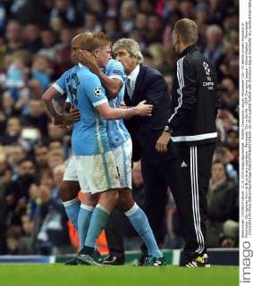 Fußball, Champions League, Manchester City - FC Sevilla Vincent Kompany of Manchester City replaces Kevin de Bruyne as a substitute - Manchester City vs Sevilla - UEFA Champions League - Etihad Stadium - Manchester - 21 10 2015 Pic Philip Oldham SportImage EDITORIAL USE ONLY. No use with unauthorised audio, video, data, fixture lists, club league logos or live services. Online in-match use limited to 120 images, no video emulation. No use in betting, games or single club league player publications.
