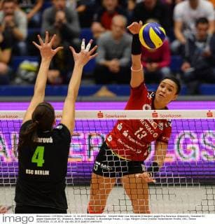 hinterm Netz: Lisa Izquierdo (Dresden) gegen Eva Rutarova (Köpenick), Dresdner SC gegen Köpenicker SC, (Köpenick, Berlin), Volleyball, 1. Bundesliga Frauen, 1. Liga, Margon-Arena Dresden Bodenbacher Straße, DSC, Saison 2015 2016, 21.10.2015,