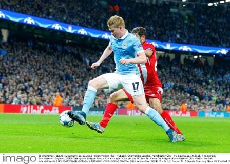 FuÃŸball, Champions League, Manchester City - FC Sevilla 21.10.2015. The Etihad, Manchester, England. UEFA Champions League Football. Manchester City versus FC Sevilla. Kevin De Bruyne of Manchester City shields the ball xPaulxKeevilx  ActionPlus11674215