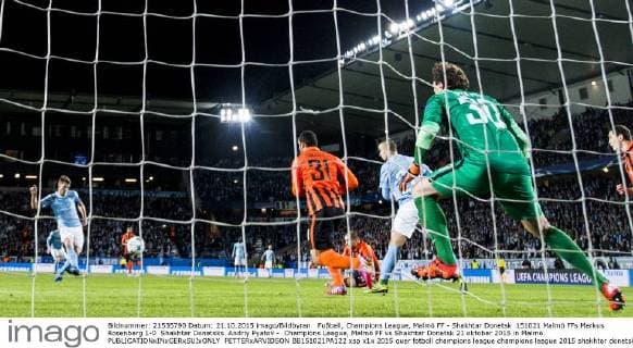 Fußball, Champions League, Malmö FF - Shakhtar Donetsk 151021 Malmö FFs Markus Rosenberg 1-0 Shakhtar Donetsks Andriy Pyatov - Champions League, Malmö FF vs Shakhtar Donetsk 21 oktober 2015 in Malmö.  PETTERxARVIDSON BB151021PA122