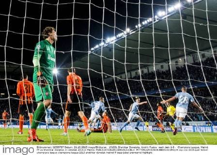 151021 Shakhtar Donetsks Andriy Pyatov nach dem 1-0 - Champions League, Malmö FF vs Shakhtar Donetsk 21 oktober 2015 in Malmö.  PETTERxARVIDSON BB151021PA129