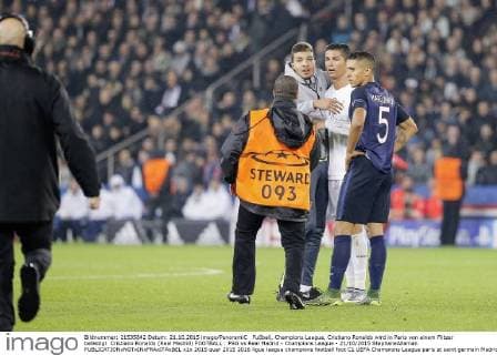 Fußball, Champions League, Cristiano Ronaldo wird in Paris von einem Flitzer belästigt Cristiano Ronaldo (Real Madrid) FOOTBALL : PSG vs Real Madrid - Champions League - 21 10 2015 StephaneAllaman 