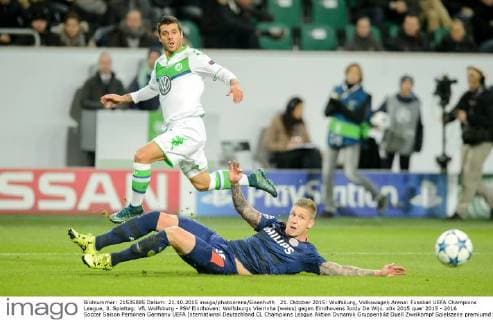 21. Oktober 2015: Wolfsburg, Volkswagen Arena: Fussball UEFA Champions League, 3. Spieltag: VfL Wolfsburg - PSV Eindhoven: Wolfsburgs Vieirinha (weiss) gegen Eindhovens Jordy De Wijs.
