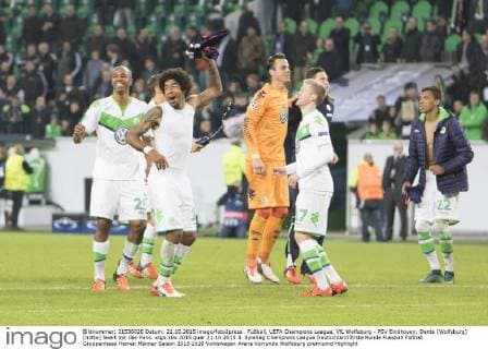 Fußball, UEFA Champions League, VfL Wolfsburg - PSV Eindhoven; Dante (Wolfsburg) (mitte) feiert mit den Fans. xtgx