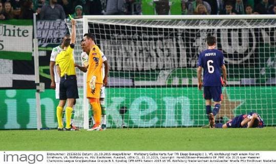 Wolfsburg Gelbe Karte fuer TW Diego Benaglio ( 1, VfL Wolfsburg) nach einem Foul im Strafraum, VfL Wolfsburg vs. PSV Eindhoven, Fussball, UEFA CL, 21.10.2015, Copyright: Hundt Eibner-Pressefoto EP_MHT