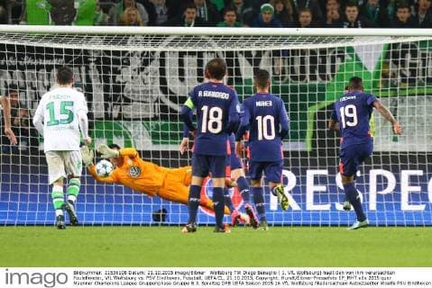Wolfsburg TW Diego Benaglio ( 1, VfL Wolfsburg) haelt den von ihm verursachten Foulelfmeter, VfL Wolfsburg vs. PSV Eindhoven, Fussball, UEFA CL, 21.10.2015, Copyright: Hundt Eibner-Pressefoto EP_MHT