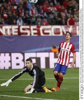 Fußball, Champions League, Atletico Madrid - FK Astana Atletico de Madrid s Oliver Torres scores a goal next to Astana s Eric during Champions League soccer match between Atletico de Madrid and FC Astana at Vicente Calderon stadium in Madrid, Spain. October 21, 2015.  (20151021046)