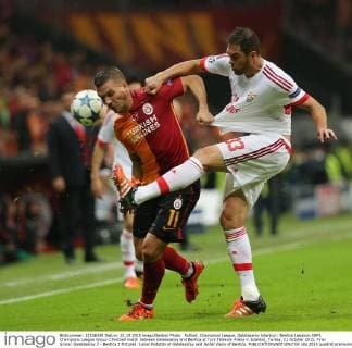 Fußball, Champions League, Galatasaray Istanbul - Benfica Lissabon UEFA Champions League Group C football match between Galatasaray and Benfica at Turk Telekom Arena in Istanbul, Turkey, 21 October 2015. Final Score: Galatasaray 2 - Benfica 1 Pictured: Lukas Podolski of Galatasaray and Jardel Vieira of Benfica. 