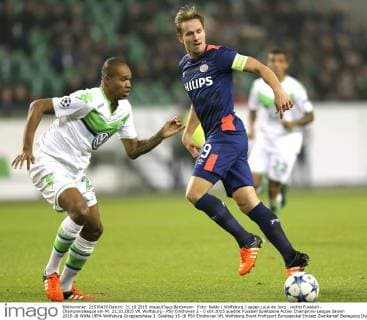 Foto: Naldo ( Wolfsburg ) gegen Luuk de Jong , rechts Fussball - Championsleague am Mi. 21.10.2015 VfL Wolfsburg - PSV Eindhoven 2 - 0