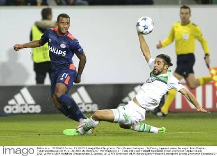 Foto: Ricardo Rodriguez ( Wolfsburg ) gegen Luciano Narsingh , links Fussball - Championsleague am Mi. 21.10.2015 VfL Wolfsburg - PSV Eindhoven 2 - 0