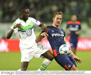 Foto: Josuha Guilavogui ( Wolfsburg ) gegen Luuk de Jong , rechts Fussball - Championsleague am Mi. 21.10.2015 VfL Wolfsburg - PSV Eindhoven 2 - 0