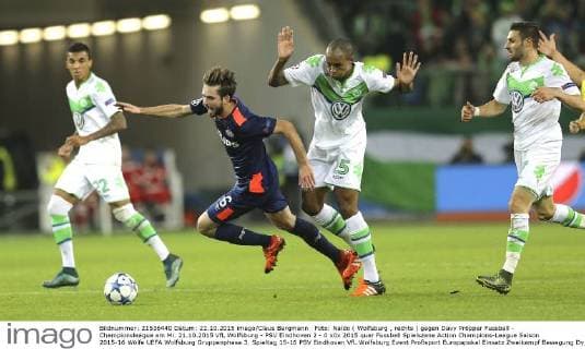 Foto: Naldo ( Wolfsburg , rechts ) gegen Davy Pröpper Fussball - Championsleague am Mi. 21.10.2015 VfL Wolfsburg - PSV Eindhoven 2 - 0