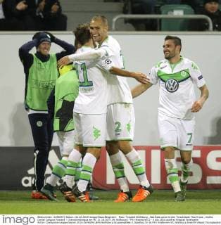 Foto: Torjubel Wolfsburg , Bas Dost umarmt den Torschützen Max Kruse , rechts Daniel Caligiuri Fussball - Championsleague am Mi. 21.10.2015 VfL Wolfsburg - PSV Eindhoven 2 - 0