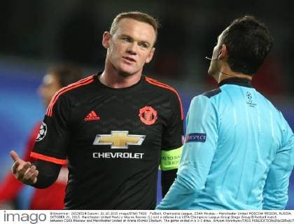 FuÃŸball, Champions League, ZSKA Moskau - Manchester United MOSCOW REGION, RUSSIA. OCTOBER 21, 2015. Manchester United ManU s Wayne Rooney (L) and a referee in a UEFA Champions League Group Stage Group B football match between CSKA Moscow and Manchester United at Arena Khimki Stadium. The game ended in a 1-1 draw. Artyom Korotayev TASS  TS01052D