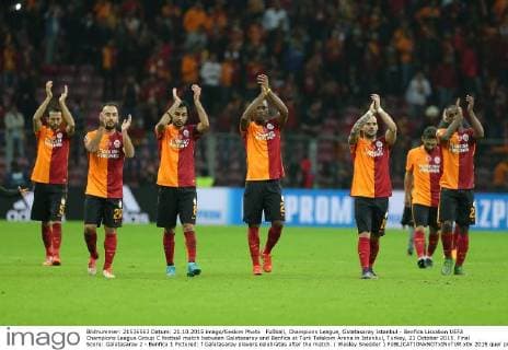 Fußball, Champions League, Galatasaray Istanbul - Benfica Lissabon UEFA Champions League Group C football match between Galatasaray and Benfica at Turk Telekom Arena in Istanbul, Turkey, 21 October 2015. Final Score: Galatasaray 2 - Benfica 1 Pictured: f Galatasaray players celebrates after the match. ( Wesley Sneijder ) 