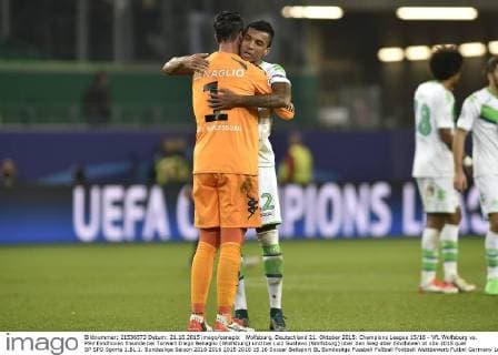 Wolfsburg, Deutschland 21. Oktober 2015: Champions League 15 16 - VfL Wolfsburg vs. PSV Eindhoven freunde bei Torwart Diego Benaglio (Wolfsburg) und bei Luiz Gustavo (Wolfsburg) über den Sieg über Eindhoven ot