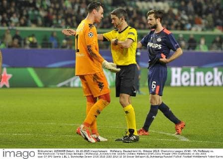 Wolfsburg, Deutschland 21. Oktober 2015: Champions League 15 16 - VfL Wolfsburg vs. PSV Eindhoven Torwart Diego Benaglio (Wolfsburg) ,Schiedsrichter Alberto Undiano Mallenco (ESP),Davy Pröpper (PSV Eindhoven) ot