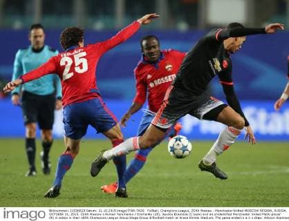 FuÃŸball, Champions League, ZSKA Moskau - Manchester United MOSCOW REGION, RUSSIA. OCTOBER 21, 2015. CSKA Moscow s Roman Yeremenko Eremenko (25), Seydou Doumbia (C back) and an unidentified Manchester United ManU player (R) in action in their UEFA Champions League Group Stage Group B football match at Arena Khimki Stadium. The game ended in a 1-1 draw. Artyom Korotayev TASS  TS010524