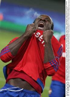 FuÃŸball, Champions League, ZSKA Moskau - Manchester United MOSCOW REGION, RUSSIA. OCTOBER 21, 2015. CSKA Moscow s Seydou Doumbia reacts after scoring a goal against Manchester United ManU s Antonio Valencia in action in their UEFA Champions League Group Stage Group B football match at Arena Khimki Stadium. The game ended in a 1-1 draw. Artyom Korotayev TASS  TS010522