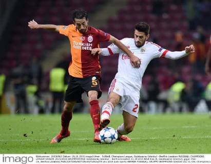 Fußball, Champions League, Galatasaray Istanbul - Benfica Lissabon FUSSBALL CHAMPIONS LEAGUE SAISON 2015 2016 GRUPPENPHASE Galatasaray Istanbul - Benfica Lissabon 21.10.2015 Bilal Kisa (li, Galatasaray Istanbul) gegen Pizzi (re, Benfica Lissabon) 