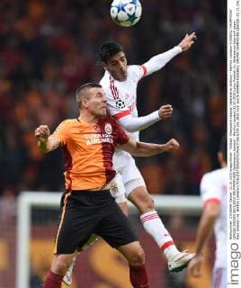 Fußball, Champions League, Galatasaray Istanbul - Benfica Lissabon FUSSBALL CHAMPIONS LEAGUE SAISON 2015 2016 GRUPPENPHASE Galatasaray Istanbul - Benfica Lissabon 21.10.2015 Lukas Podolski (li, Galatasaray Istanbul) gegen Raul Jimenez (re, Benfica Lissabon) 
