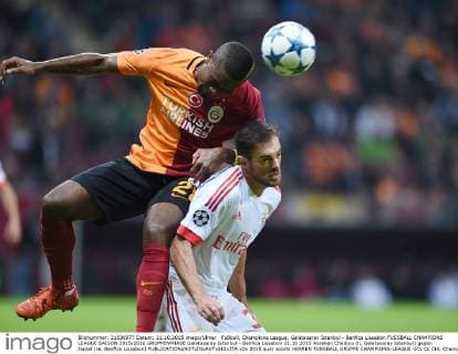 Fußball, Champions League, Galatasaray Istanbul - Benfica Lissabon FUSSBALL CHAMPIONS LEAGUE SAISON 2015 2016 GRUPPENPHASE Galatasaray Istanbul - Benfica Lissabon 21.10.2015 Aurelien Chedjou (li, Galatasaray Istanbul) gegen Jardel (re, Benfica Lissabon) 