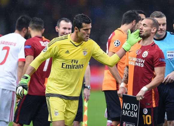 Fußball, Champions League, Galatasaray Istanbul - Benfica Lissabon FUSSBALL CHAMPIONS LEAGUE SAISON 2015 2016 GRUPPENPHASE Galatasaray Istanbul - Benfica Lissabon 21.10.2015 Torwart Julio Cesar (li, Benfica Lissabon) taetschelt Wesley Sneijder (re, Galatasaray Istanbul) vor dem Anpfiff 