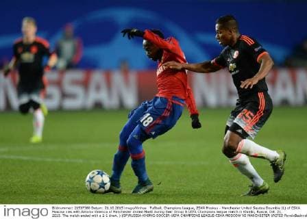 Fußball, Champions League, ZSKA Moskau - Manchester United Seydou Doumbia (L) of CSKA Moscow vies with Antonio Valencia of Manchester United ManU during their Group B UEFA Champions league match in Khimki, Russia, Oct. 21, 2015. The match ended with a 1-1 draw. ) (SP)RUSSIA-KHIMKI-SOCCER-UEFA CHAMPIONS LEAGUE-CSKA MOSCOW VS MANCHESTER UNITED PavelxBednyakov 