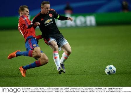 Fußball, Champions League, ZSKA Moskau - Manchester United Wayne Rooney (R) of Manchester United ManU vies with Vasili Berezutski of CSKA Moscow during their Group B UEFA Champions league match in Khimki, Russia, Oct. 21, 2015. The match ended with a 1-1 draw. ) (SP)RUSSIA-KHIMKI-SOCCER-UEFA CHAMPIONS LEAGUE-CSKA MOSCOW VS MANCHESTER UNITED PavelxBednyakov 