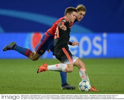 Fußball, Champions League, ZSKA Moskau - Manchester United Ander Herrera (front) of Manchester United ManU vies with Kirill Panchenko of CSKA Moscow during their Group B UEFA Champions league match in Khimki, Russia, Oct. 21, 2015. The match ended with a 1-1 draw. ) (SP)RUSSIA-KHIMKI-SOCCER-UEFA CHAMPIONS LEAGUE-CSKA MOSCOW VS MANCHESTER UNITED PavelxBednyakov 