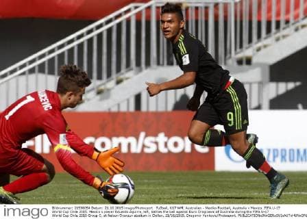 Fußball, U17 WM, Australien - Mexiko Football, Australia v Mexico. FIFA U-17 World Cup Chile 2015. Mexico s player Eduardo Aguirre, left, battles the ball against Duro Dragicevic of Australia during the FIFA U-17 World Cup Chile 2015 Group C, at Nelson Oyarzun stadium in Chillan. 21 10 2015. Dragomir Yankovic Photosport. 