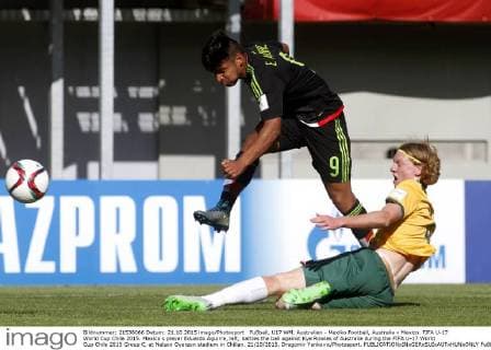 Fußball, U17 WM, Australien - Mexiko Football, Australia v Mexico. FIFA U-17 World Cup Chile 2015. Mexico s player Eduardo Aguirre, left, battles the ball against Kye Rowles of Australia during the FIFA U-17 World Cup Chile 2015 Group C, at Nelson Oyarzun stadium in Chillan. 21 10 2015. Dragomir Yankovic Photosport. 