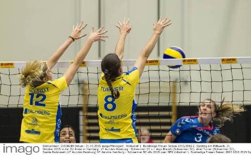 Volleyball 1. Bundesliga Frauen Saison 2015 2016 2. Spieltag am Mittwoch, 21. Oktober 2015 in der CU Arena in Hamburg: VT Aurubis Hamburg - Schweriner SC v.l. Anja Brandt (Schweriner SC), Ariel Turner (Schweriner SC), Saskia Radzuweit (VT Aurubis Hamburg) VT Aurubis Hamburg - Schweriner SC