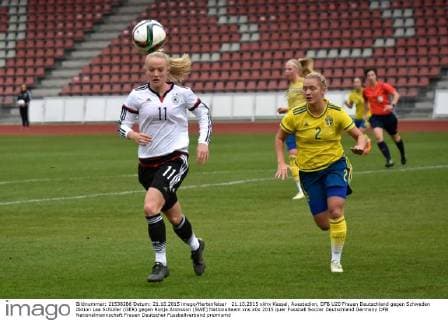 21.10.2015 xkhx Kassel, Auestadion, DFB U20 Frauen Deutschland gegen Schweden Aktion Lea Schüller (GER) gegen Ronja Aronsson (SWE)