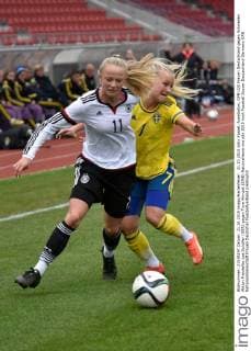 21.10.2015 xkhx Kassel, Auestadion, DFB U20 Frauen Deutschland gegen Schweden Aktion Freisteller Lea Schüller (GER) gegen Tove Almqist (SWE)
