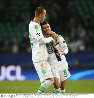 Bas Dost (li.) und Vieirinha (VfL Wolfsburg) - Champions League Gruppe B Saison 2015-2016 VfL Wolfsburg vs. PSV Eindhoven in der Volkswagen Arena in Wolfsburg - Aktion,Deutschland, Fussball, Mann,Männer,21.10.2015