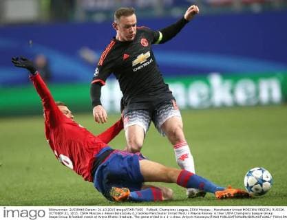 FuÃŸball, Champions League, ZSKA Moskau - Manchester United MOSCOW REGION, RUSSIA. OCTOBER 21, 2015. CSKA Moscow s Alexei Berezutsky (L) tackles Manchester United ManU s Wayne Rooney in their UEFA Champions League Group Stage Group B football match at Arena Khimki Stadium. The game ended in a 1-1 draw. Artyom Korotayev TASS  TS01054C