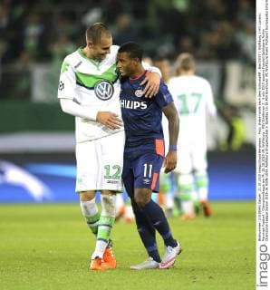 Foto: shake hands nach dem Schlusspfiff , Bas DOST ( Wolfsburg ) mit Luciano Narsingh Fussball - Championsleague am Mi. 21.10.2015 VfL Wolfsburg - PSV Eindhoven 2 - 0